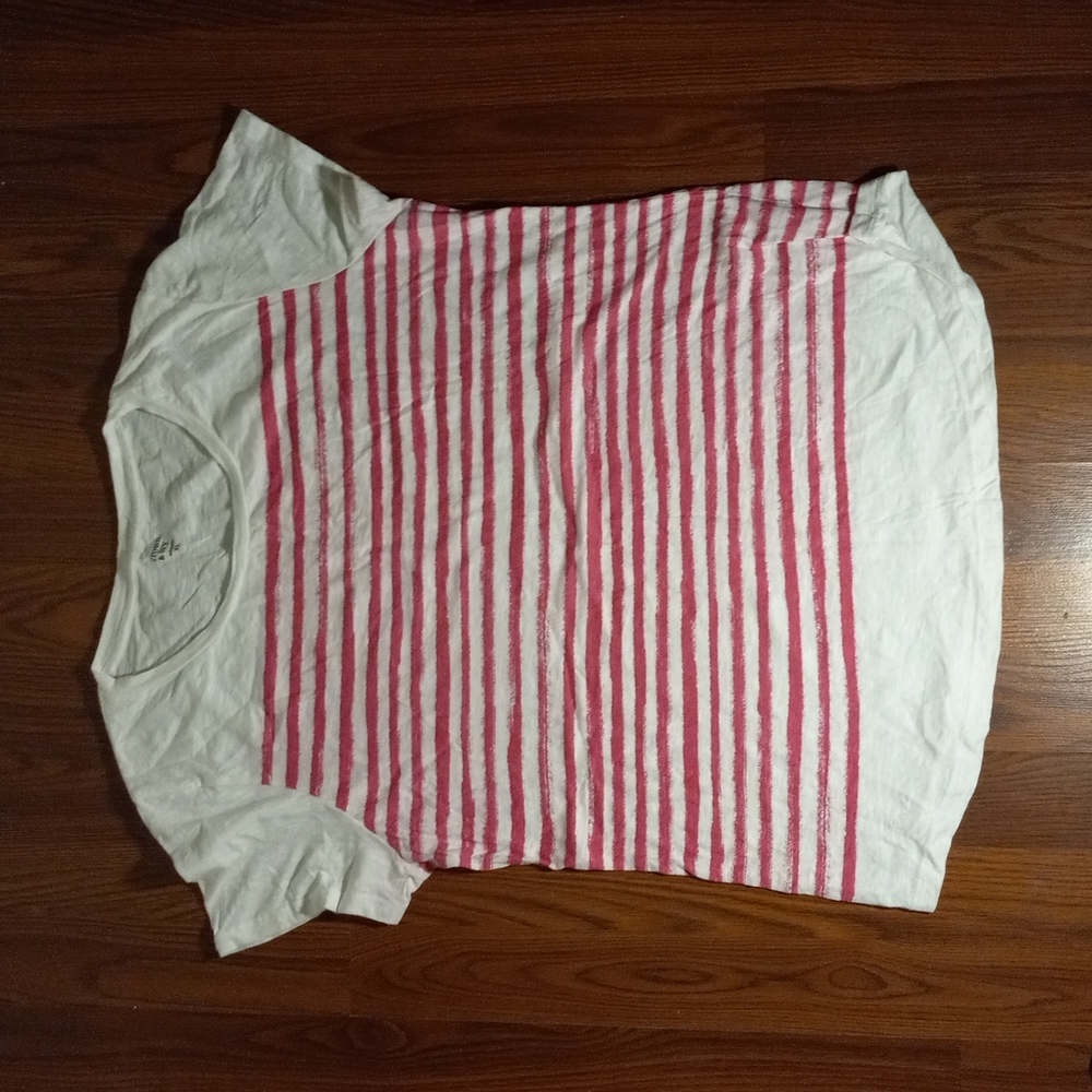 White t-shirt with hot pink stripes, short sleeves, rounded bottom, Crown & Ivy
